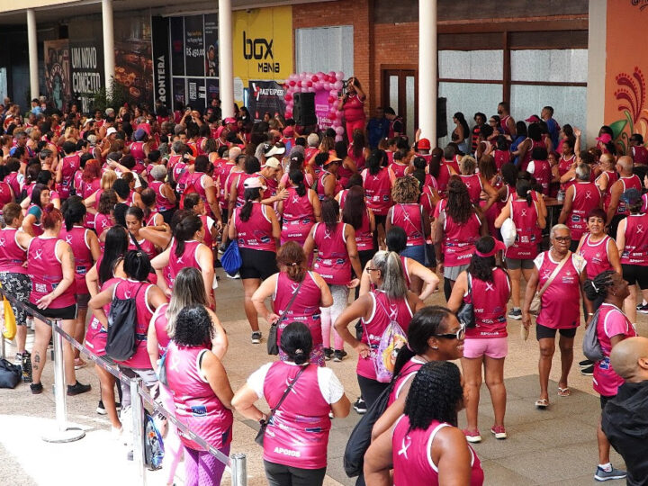 Aulão do Outubro Rosa reúne centenas de pessoas em São Gonçalo