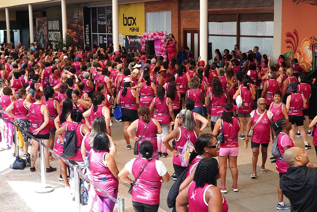 Aulão do Outubro Rosa reúne centenas de pessoas em São Gonçalo