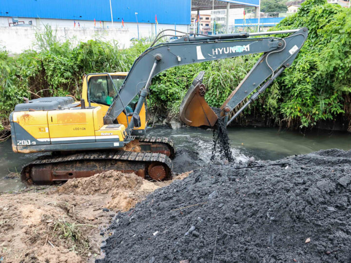Limpa Rio realiza manutenção no Rio Brandoas, em Neves