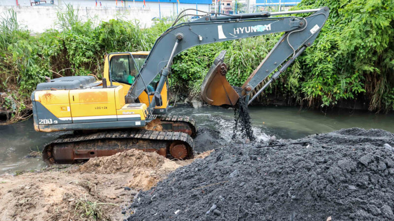 Limpa Rio realiza manutenção no Rio Brandoas, em Neves