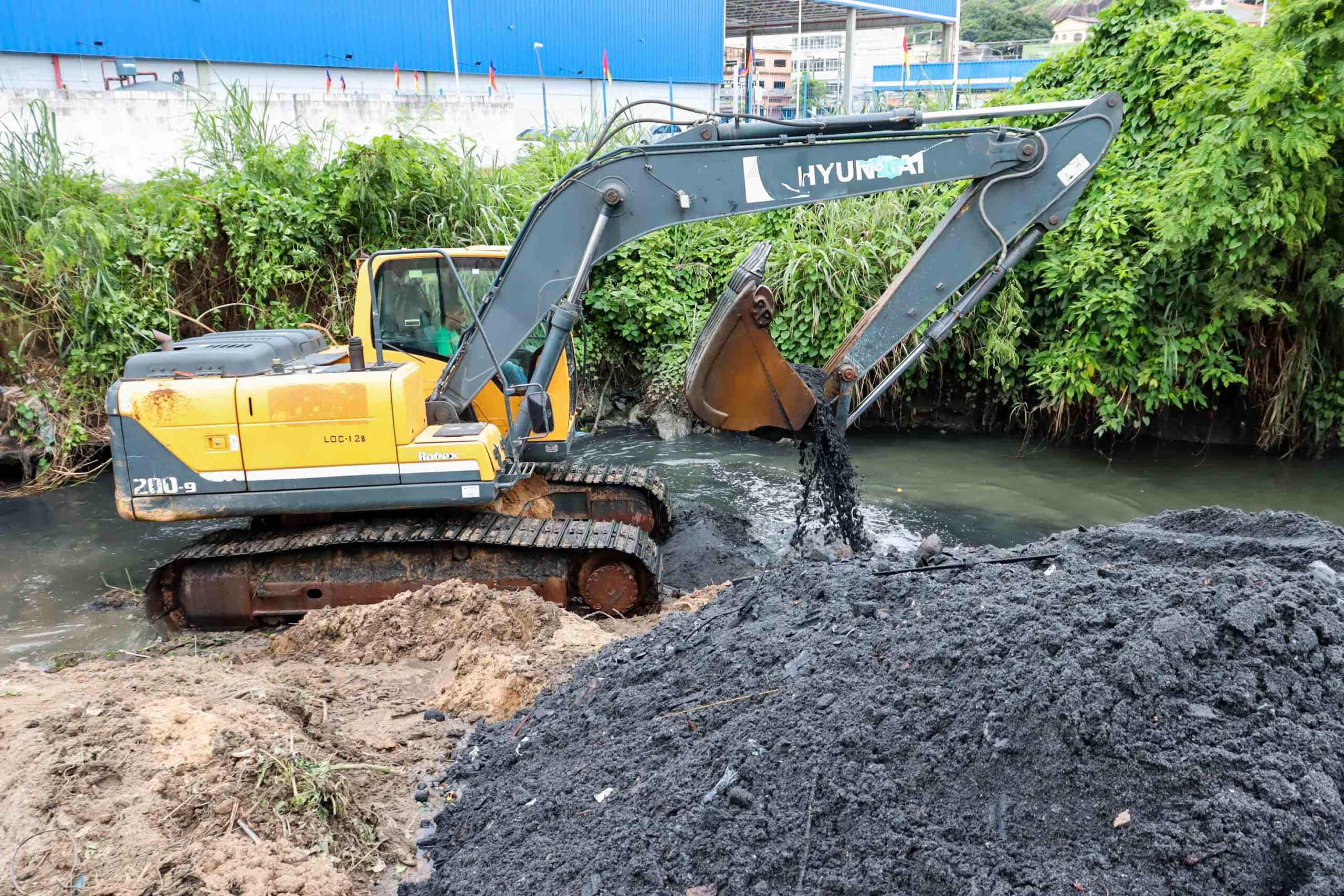Limpa Rio realiza manutenção no Rio Brandoas, em Neves